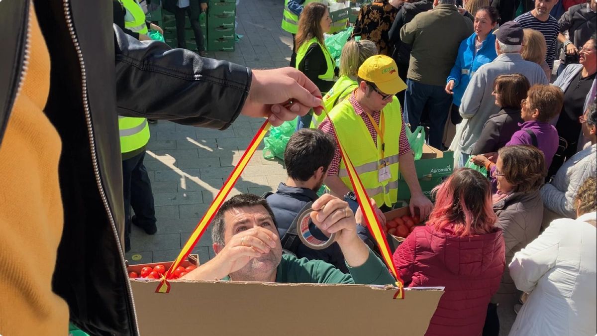 Agricultores preparan pancartas durante la manifestación en Murcia