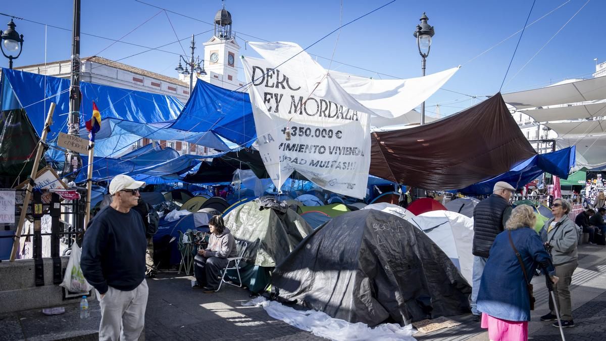 Un acampe por la vivienda desborda la Puerta del Sol, en el centro de Madrid.