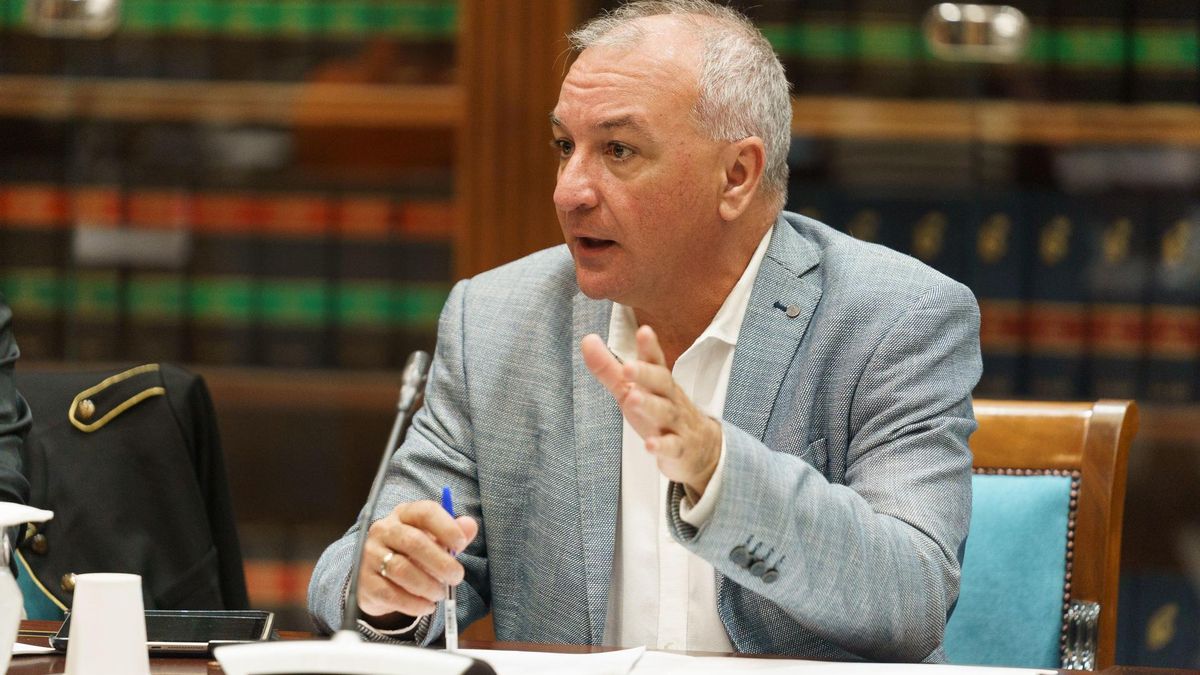 El portavoz de Nueva Canarias-Bloque Canarista, Luis Campos, durante la comisión sobre el reto demográfico y el equilibrio poblacional del Parlamento de Canarias, reunido este miércoles para votar las propuestas de los grupos parlamentarios.