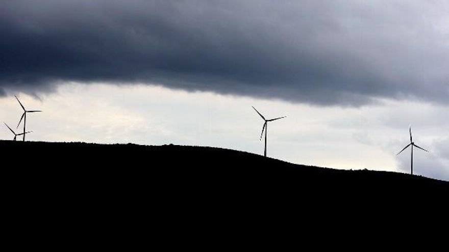 César Sánchez / ICAL. Aerogeneradores en la 'Peña del Gato'.