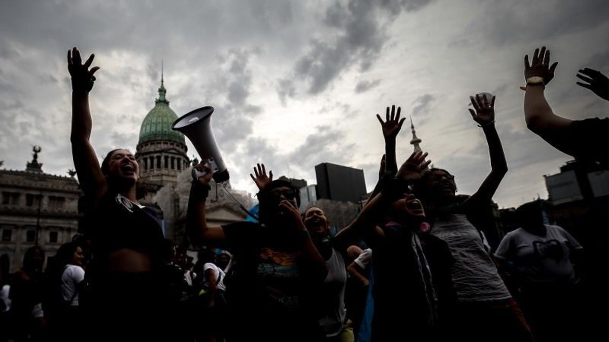 Una multitud de mujeres marcha contra la avanzada reaccionaria de Milei