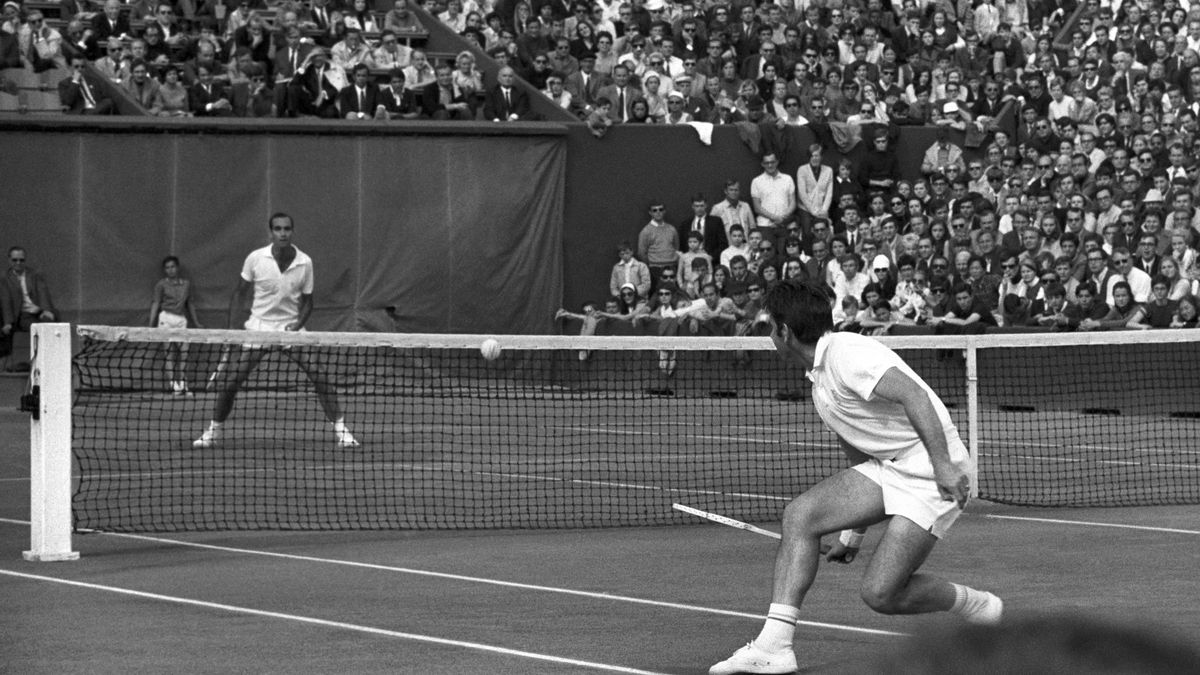 Los tenistas españoles Andrés Gimeno y Manolo Santana, durante el partido que han disputado en Roland Garros