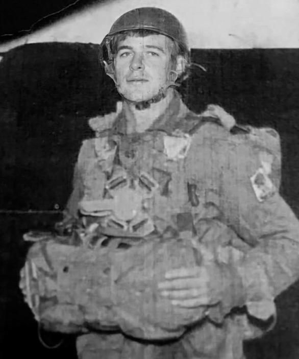 Edgardo Esteban desembarcando en Malvinas, 1982.