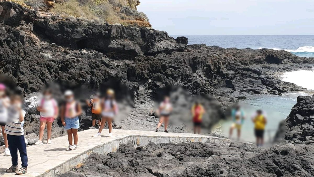 Niños y niñas en el litoral de Puntallana.