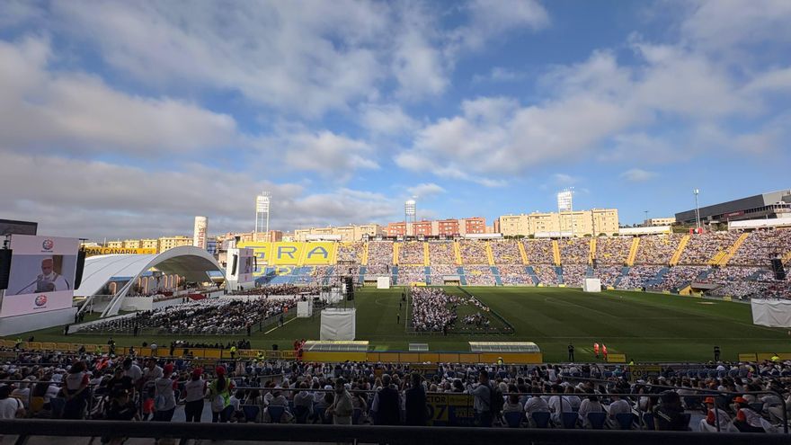 Misa multitudinaria del Papa en el Estadio de Gran Canaria este jueves.