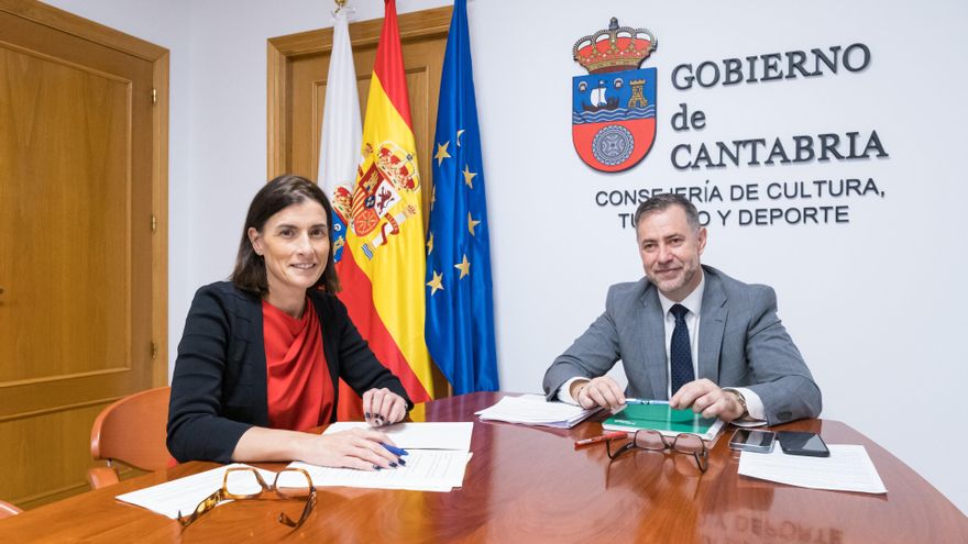 El consejero de Cultura, Turismo y Deporte, Luis Martínez Abad, se reúne con la alcaldesa de Santander, Gema Igual.