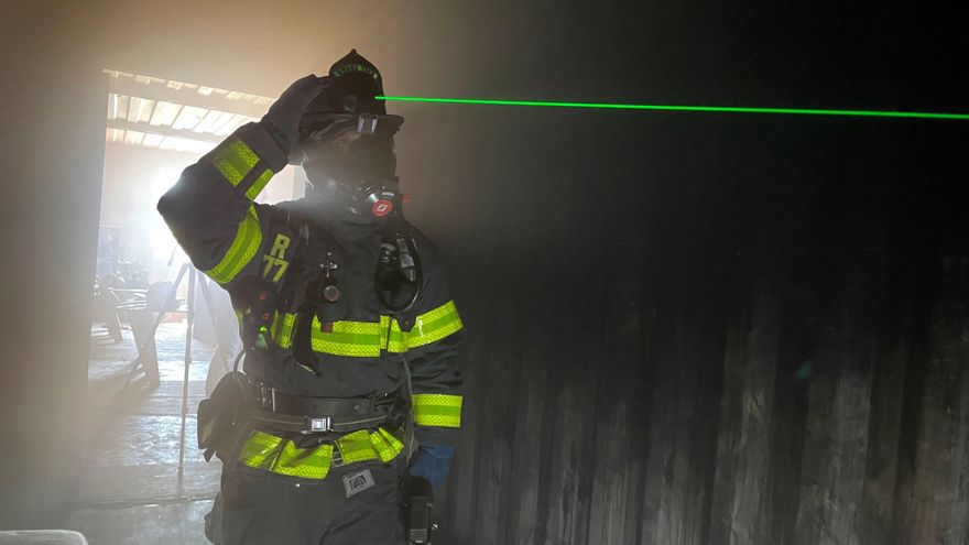 Cascos láser para ver entre el humo: los bomberos "techie" de Silicon Valley