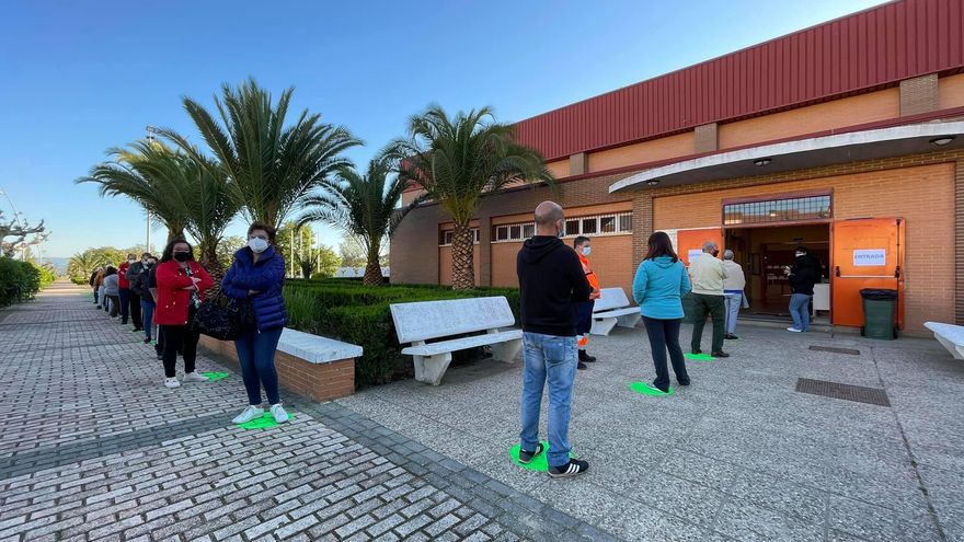 Vecinos de Navalvillar de Pela (Badajoz) esperan su turno para realizarse una prueba PCR por el brote de los esquiladores