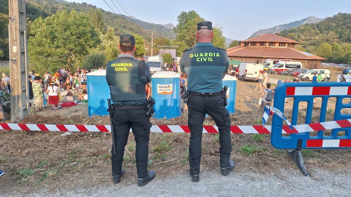 Dos agentes de la Guardia Civil de Asturias durante las vigilancias.