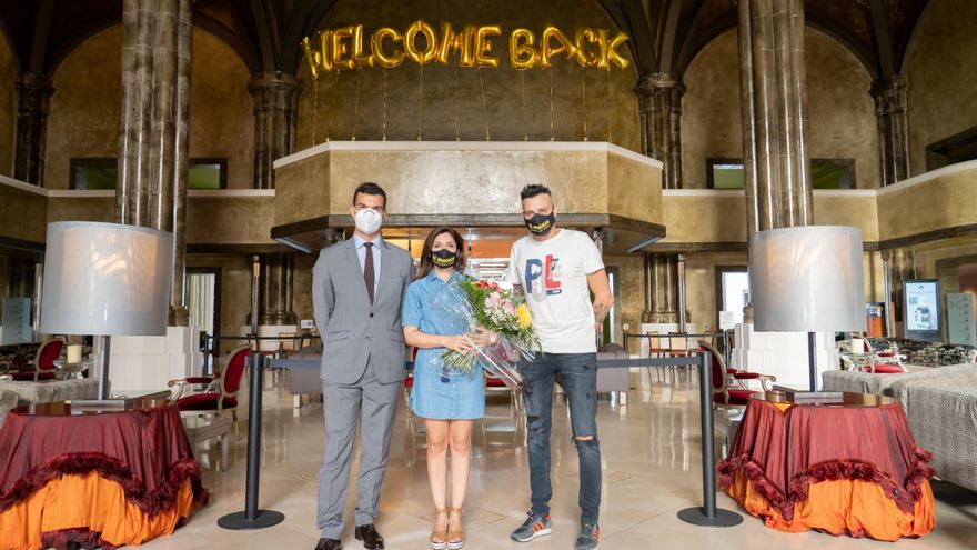 Silvia y Oliver, los dos primeros huéspedes del hotel tras la reapertura, junto al director del establecimiento, Javier del Toro.