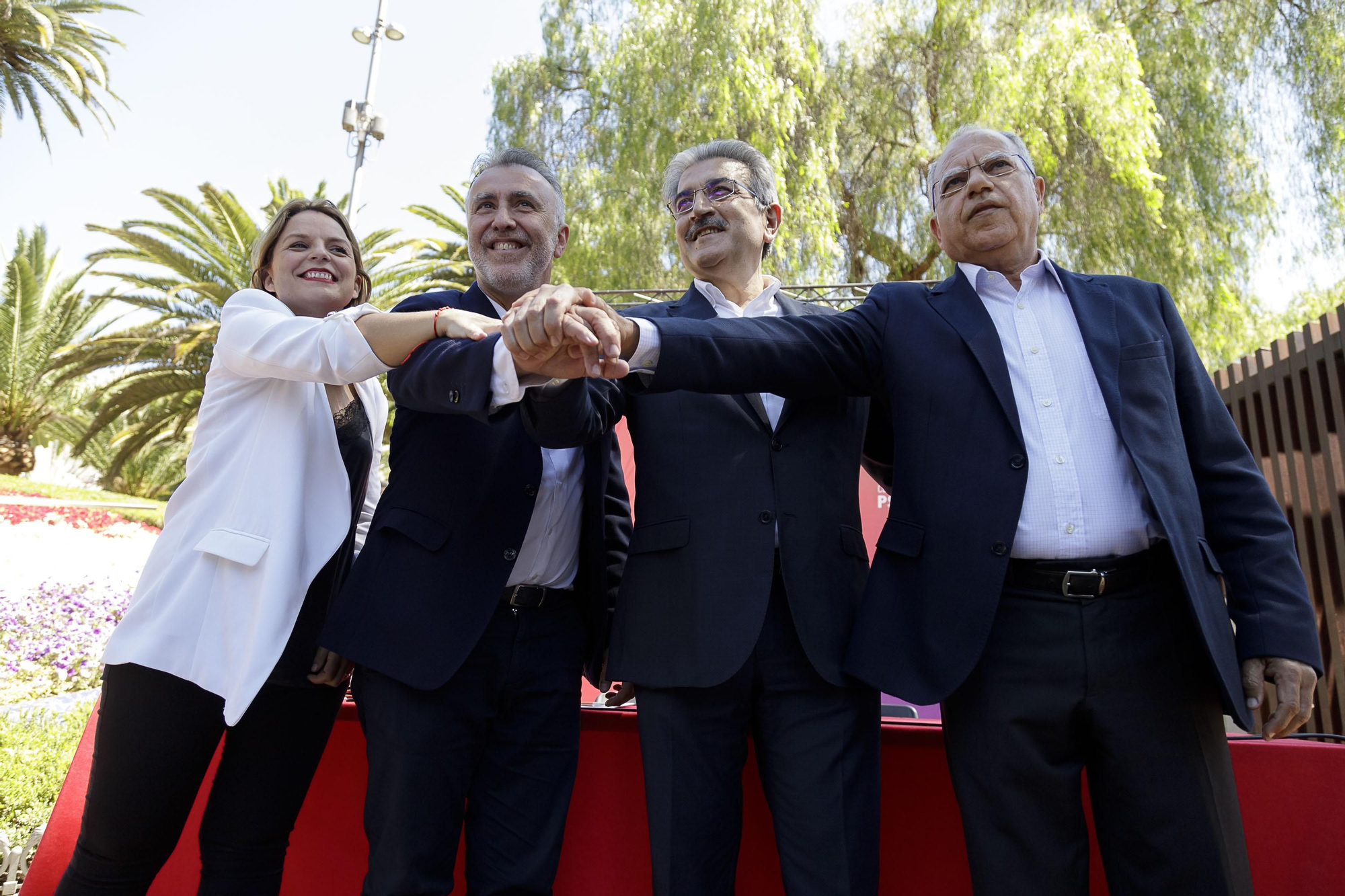 Los cuatro firmantes del acuerdo de gobierno para Canarias (Sí Podemos, PSOE, NC y ASG), tras realizar la rúbrica del documento
