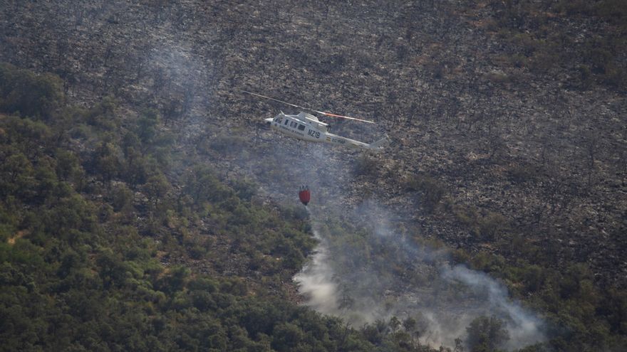 Un helicóptero trabaja en las labores de extinción del incendio declarado en Malagón (Ciudad Real) 