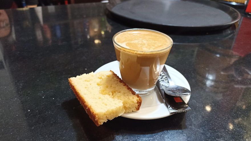 Café ejecutivo del bar Museum, con una porción de bizcocho.