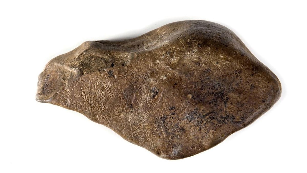 El Museo de Navarra realiza una réplica de la pieza paleolítica 'Mapa de Abauntz' y la presta al Museo Oteiza