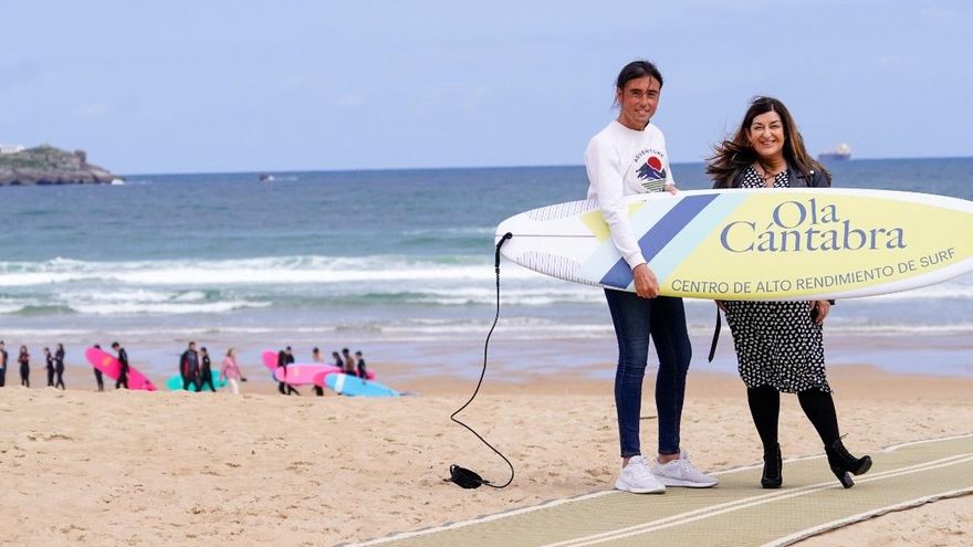 La candidata del PP a la Presidencia de Cantabria, María José Sáenz de Buruaga, presenta la iniciativa de crear 'la Ola Cántabra', un centro de alto rendimiento de surf