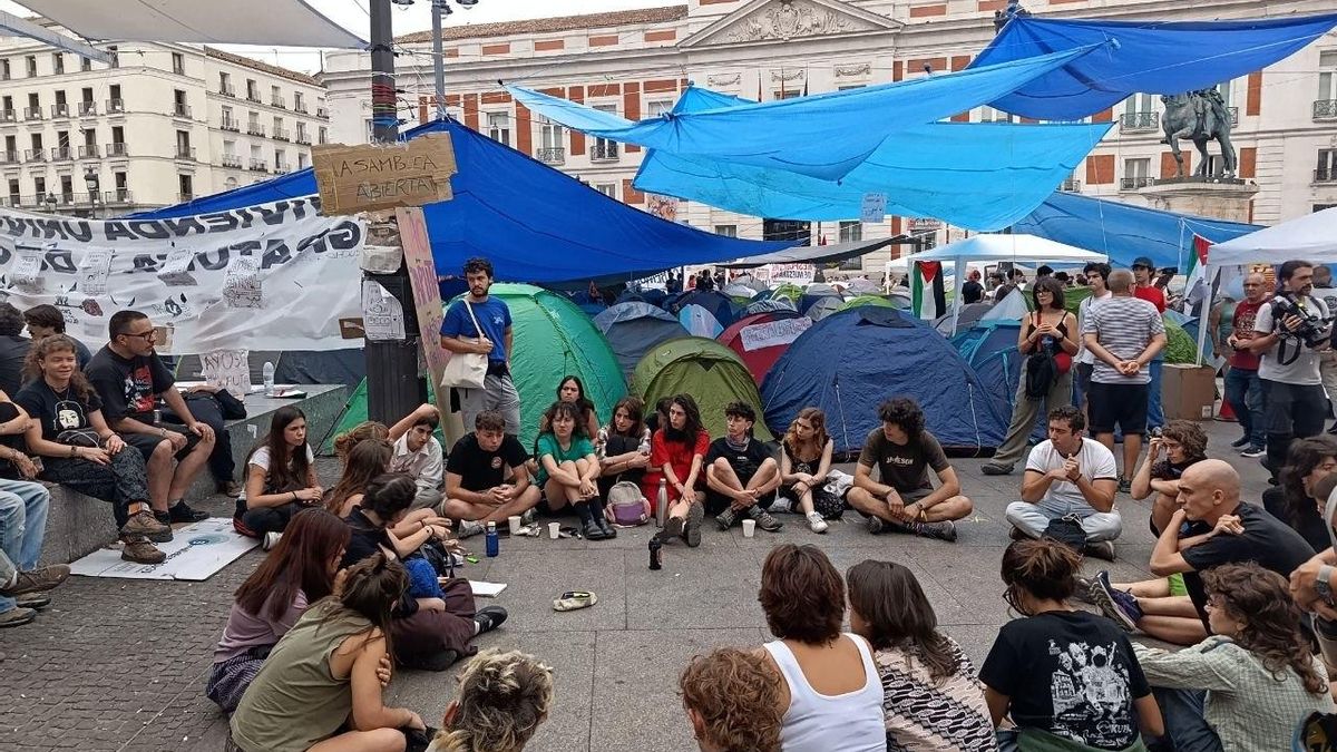 Asamblea junto a la Puerta del Sol.