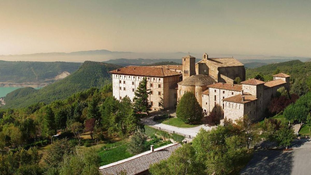 El Monasterio Leyre entre bosques.
