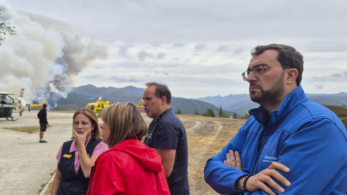 Adriana Lastra, Gimena Llamedo y Adrián Barbón siguen la evolución del incendio en San Antolín de Ibias.