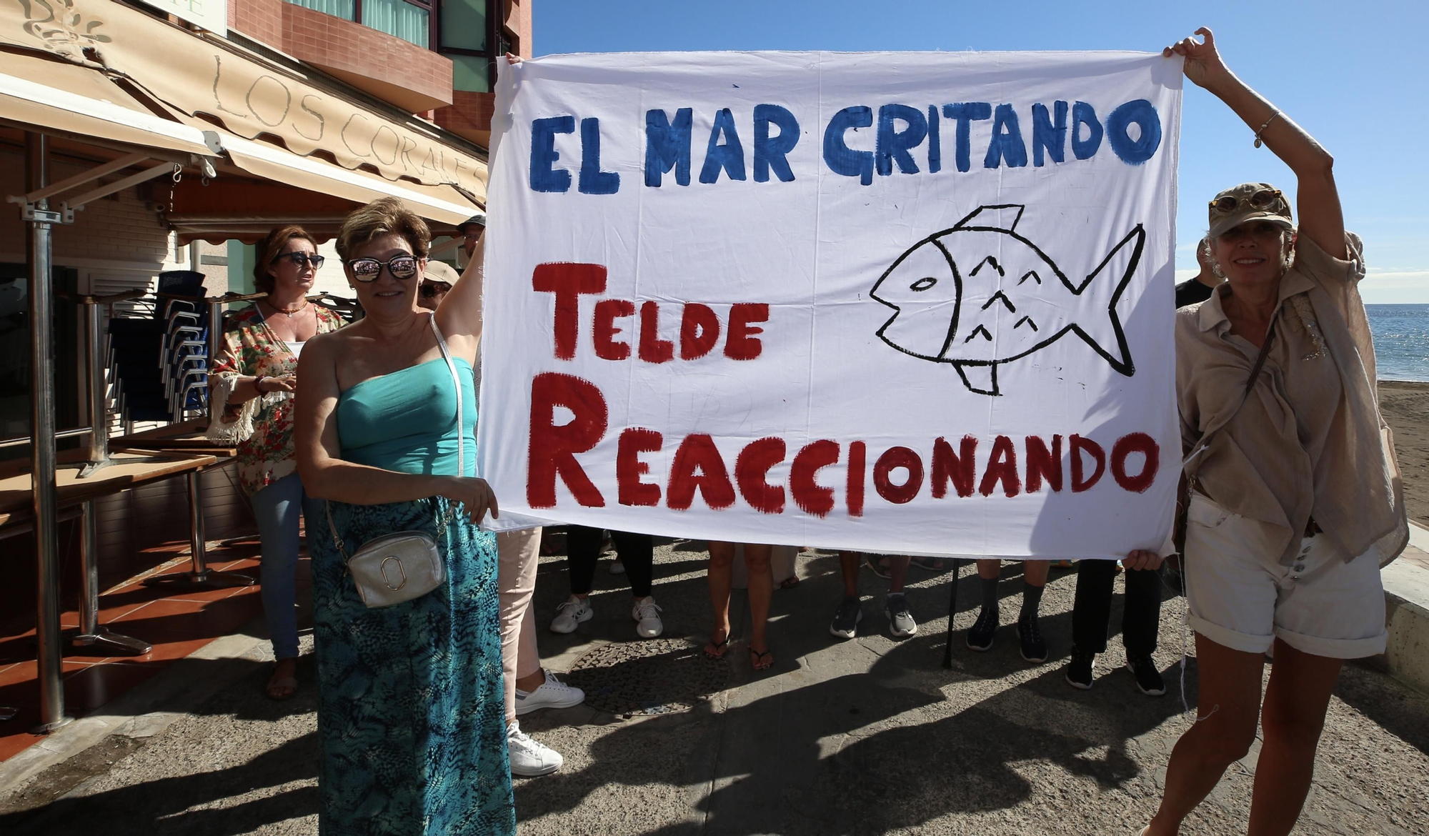 Manifestación en Melenara contra los vertidos: "Esto huele a muerto"