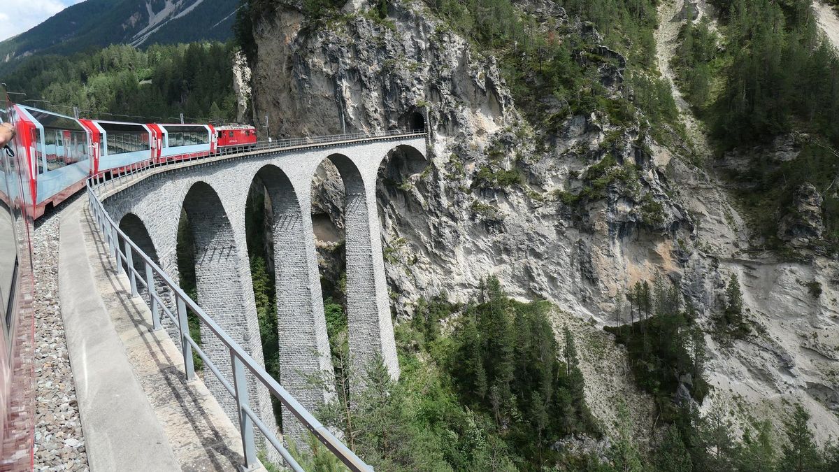Uno de los momentos más espectaculares ocurre cuando el tren sale del viaducto y se introduce directamente en un túnel de 216 metros de longitud