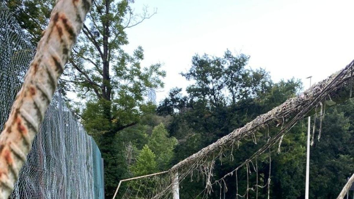 Bancos "podridos" y porterías que "se caen a pedazos": el PP denuncia el estado de parques y campo de fútbol de Herrerías