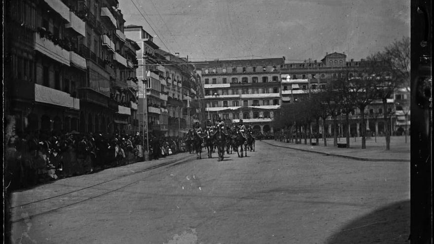 Alfonso XIII, de visita a caballo por Pamplona