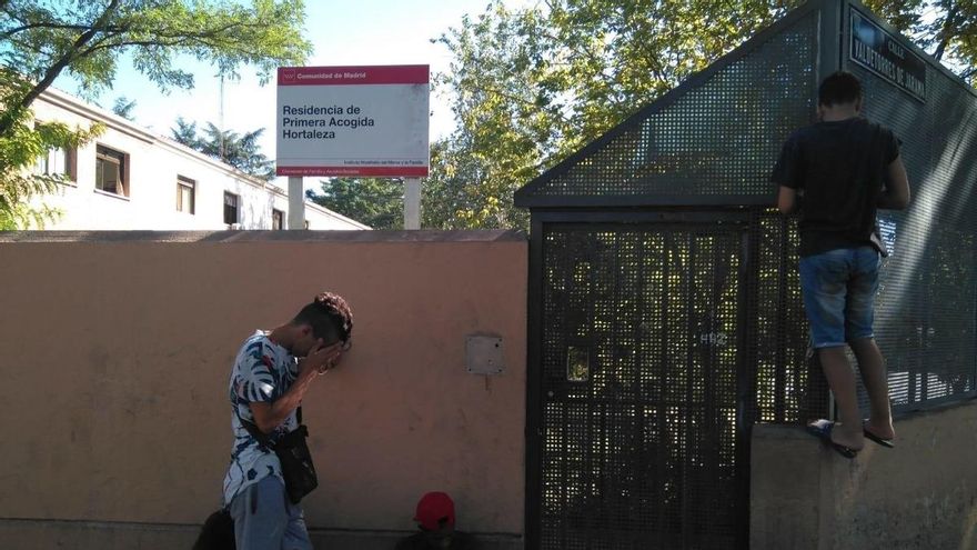 Los madrileños que ayudan a los migrantes expulsados de los centros de acogida al cumplir 18: "Merece la pena"