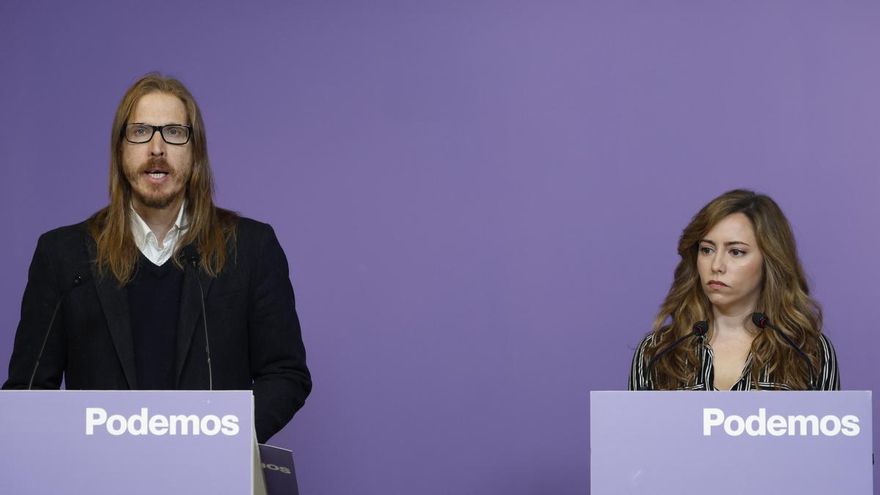 El portavoz y secretario de Organización de Podemos, Pablo Fernández y la secretaria de Discurso, María Teresa Pérez, durante la rueda de prensa de este lunes.