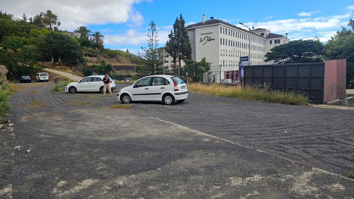 El Cabildo habilita 50 nuevas plazas de aparcamiento en el Centro de Mayores La Dehesa.