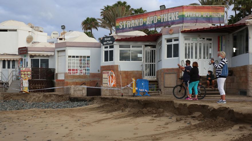 Locales en la zona afectada por la subida de la marea, donde operarios del Ayuntamiento de San Bartolomé de Tirajana tuvieron que retirar parte de las láminas de madera que forman una pasarela que discurre desde el Faro hasta la Charca.
