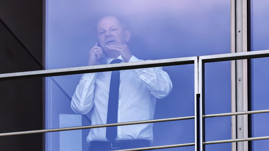 German Chancellor Olaf Scholz takes a phon ecall at his office before the meeting with Israeli Prime Minister Yair Lapid at the Chancellery in Berlin, Germany, 12 September 2022. (Alemania)