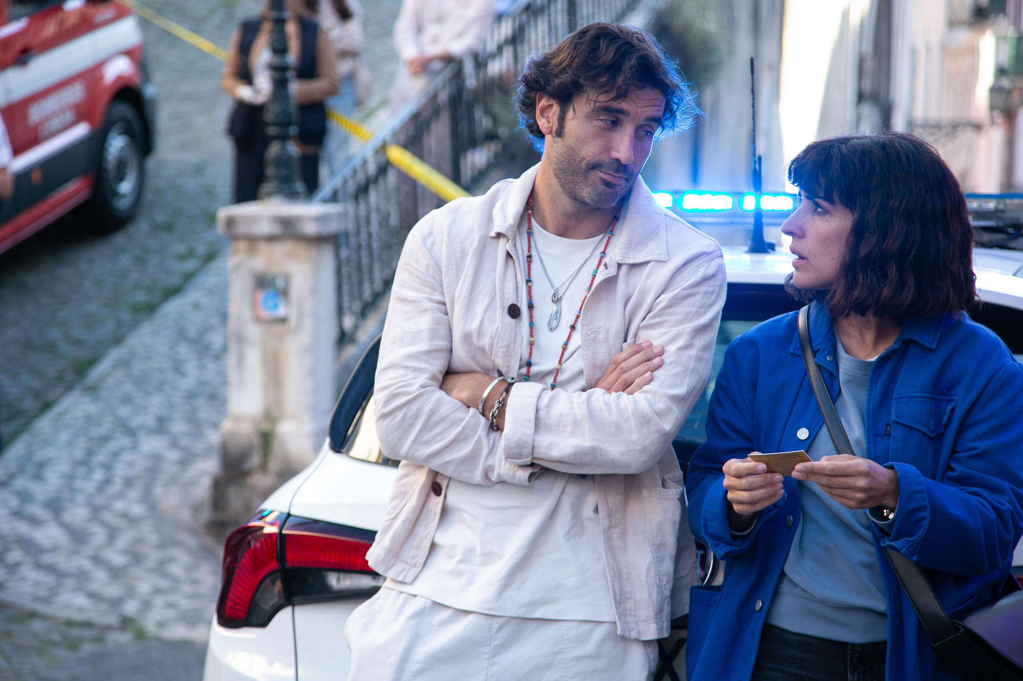 Disney+ lanza las primeras imágenes y anuncia el reparto de su nueva serie: parece 'Solo asesinatos en el edificio', pero no