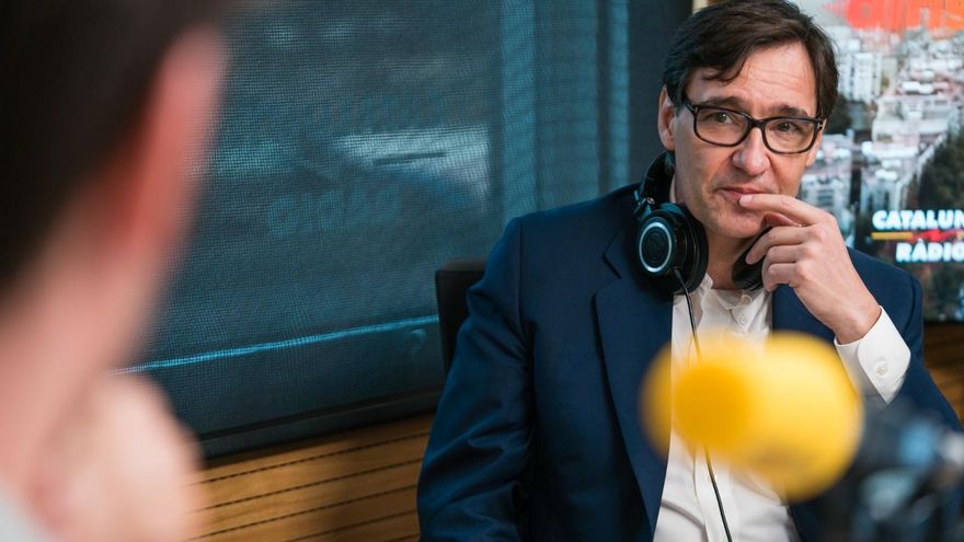 El ministro de Sanidad, Salvador Illa, en una entrevista en Catalunya Ràdio