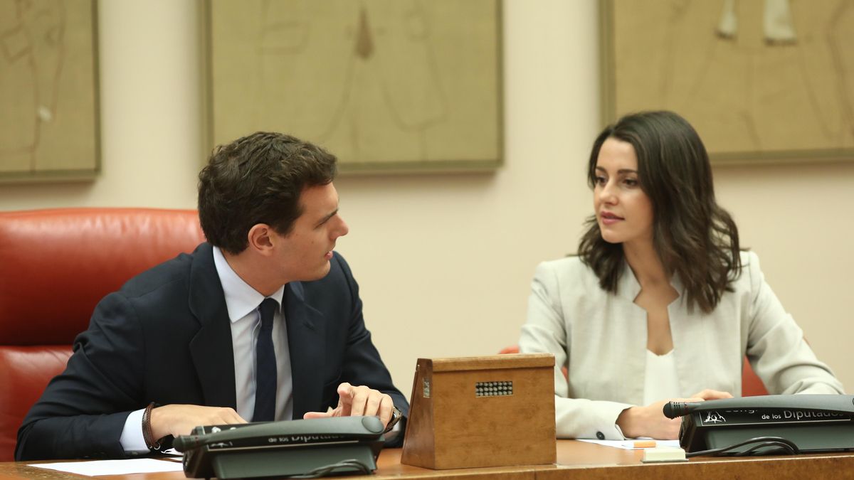 Archivo - El expresidente de Ciudadanos Albert Rivera y la actual presidenta del partido, Inés Arrimadas, en el Congreso de los Diputados.