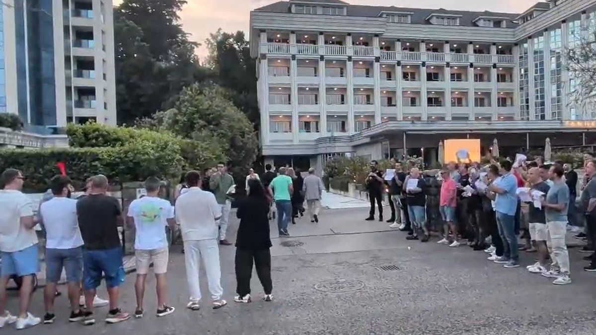 Policías locales protestan por primera vez contra la alcaldesa de Santander en la cena anual de funcionarios municipales