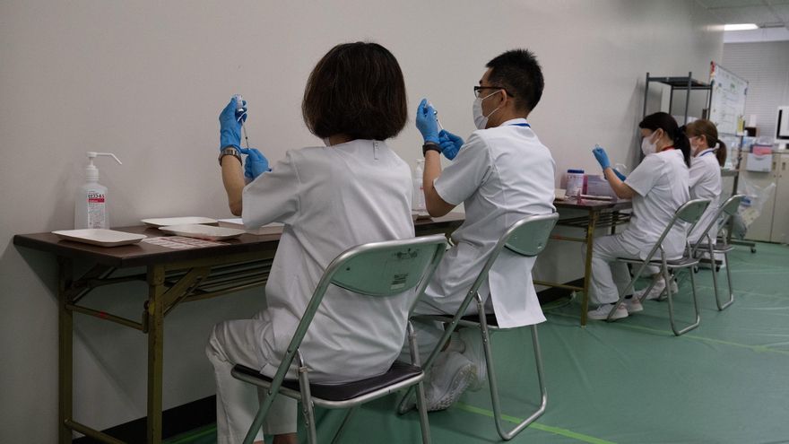 El personal médico prepara dosis de la vacuna Moderna COVID-19 en el recién inaugurado centro de vacunación masiva en Tokio, Japón. Con los Juegos Olímpicos de Tokio a dos meses de distancia, las autoridades japonesas han abierto centros de vacunación masiva en Tokio y Osaka en un esfuerzo por impulsar su campaña de vacunación. EFE/EPA/Carl Court