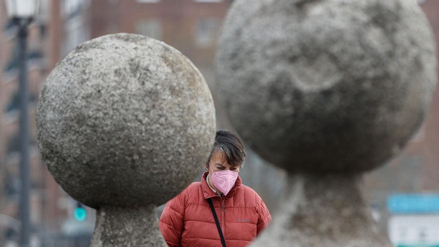Una mujer pasea con mascarilla por Madrid Rio. EFE/Mariscal/Archivo