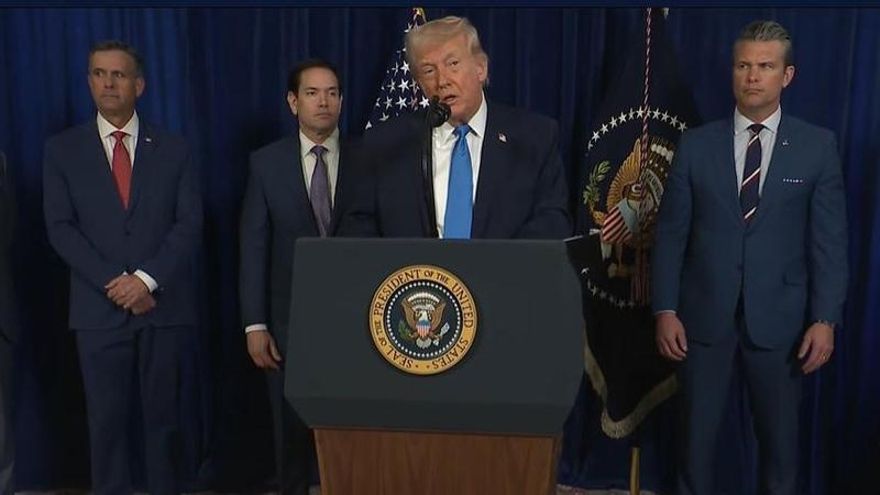 Captura de video tomada de una transmisión de La Casa Blanca de Donald Trump durante una declaración junto a Marco Rubio y Pete Hegseth este sábado.
