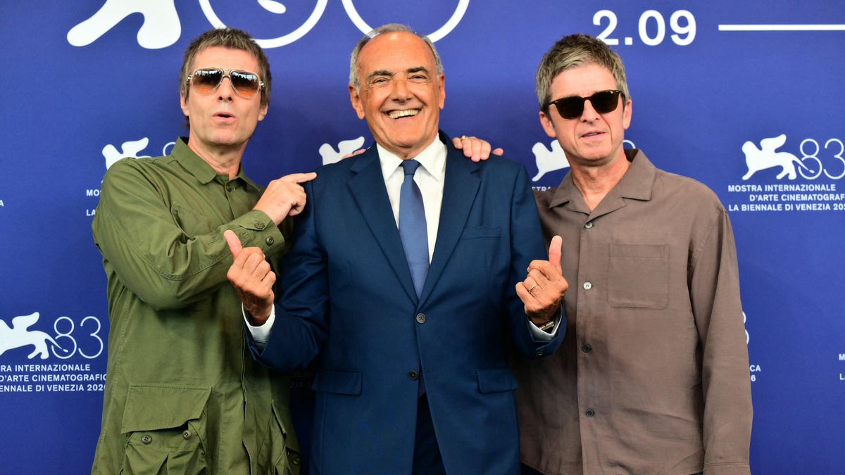 Liam Gallagher (L), el director del festival de Venecia, Alberto Barbera, y Noel Gallagher