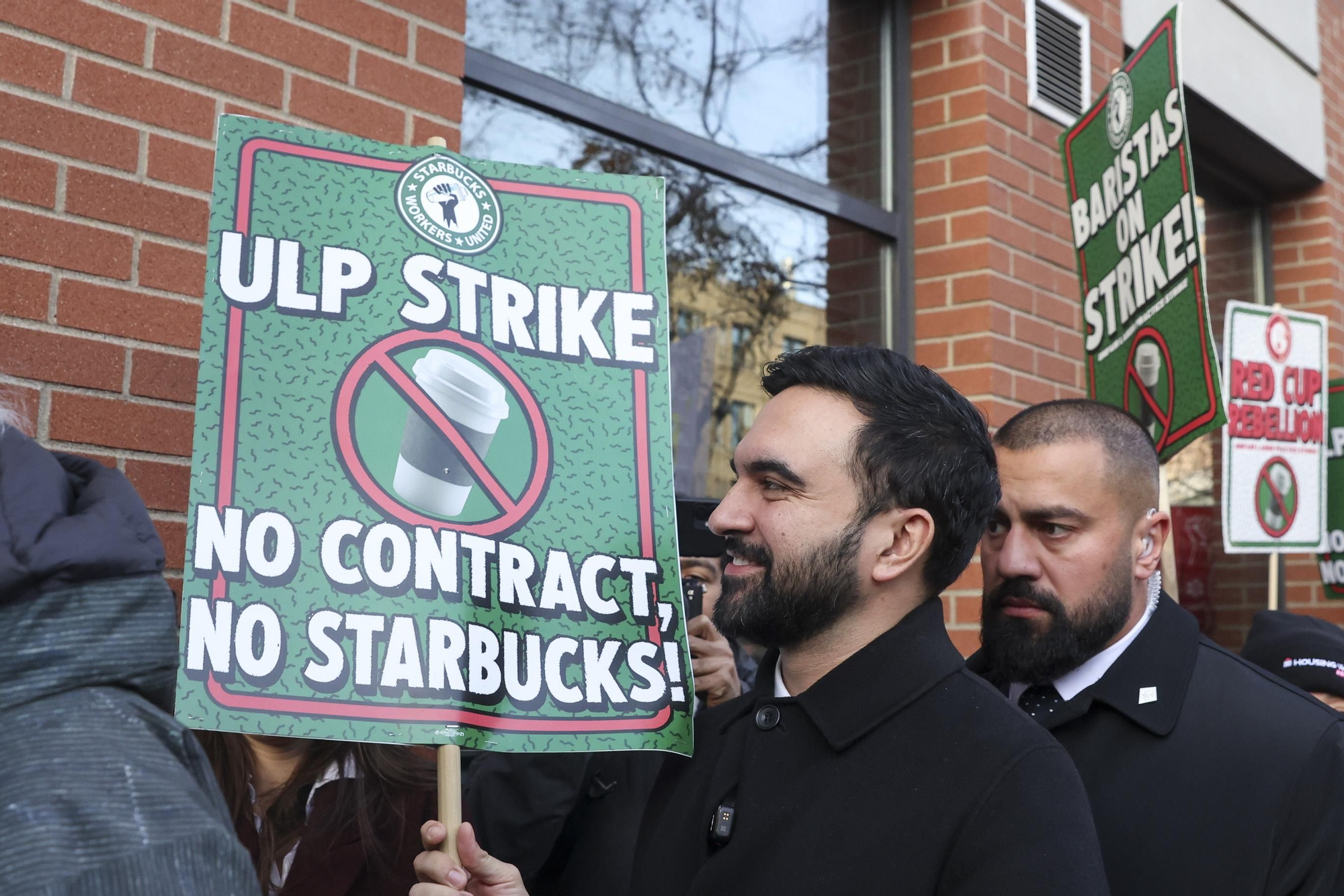 Zohran Mamdani, alcalde electo de Nueva York, participa en un piquete en favor de la huelga de los trabajadores de Starbucks el 1 de diciembre.