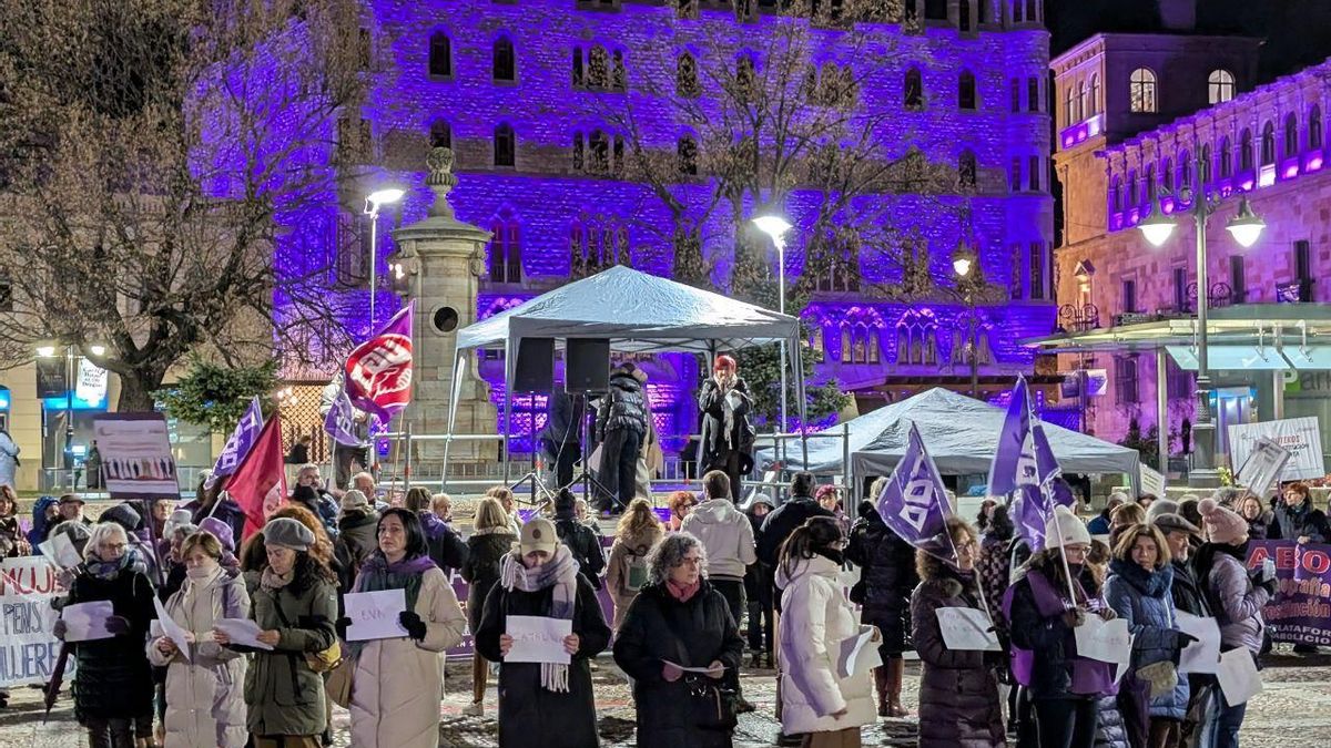 Escenografía en la Plaza de San Marcelo en la manifestación del 25N de León.