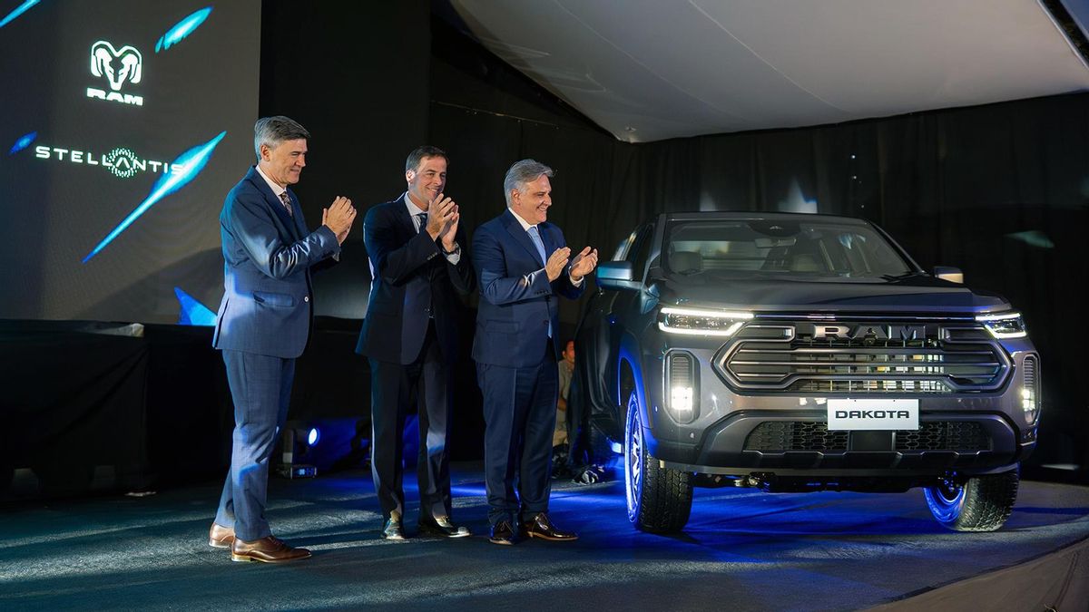 Daniel Passerini (Intendente de la ciudad de Córdoba), Martín Zuppi (CEO de Stellantis) y Martín Llaryora (Gobernador de Córdoba) junto a la nueva Ram Dakota