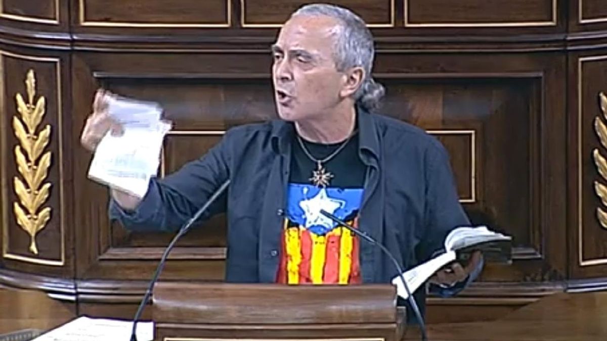 Amaiur irrita a diputados de UPyD y PP al romper hojas de la Constitución en la tribuna del Congreso
