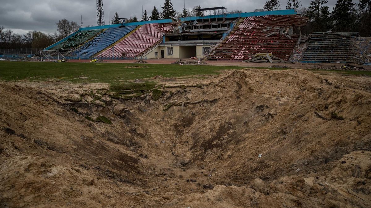 CHERNIGUIV (UCRANIA), 16/05/2022.- Fotografía de un campo de fútbol con el impacto de un misil hoy, en el Centro de Entrenamiento Olímpico Cherniguiv, anteriormente llamado estadio Yuri Gagarin, en Cherniguiv (Ucrania).