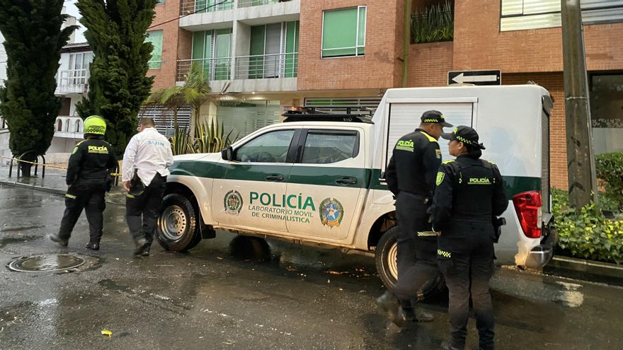 La policía inspecciona el lugar donde fueron asaltados en Bogotá los activistas venezolanos Luis Peche y Yendri Velásquez.