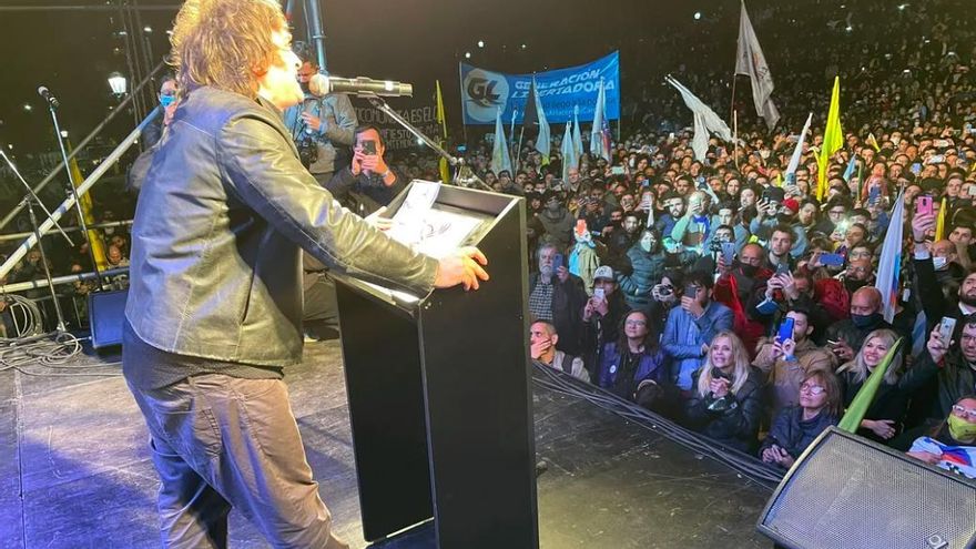 Micros para llevar gente y el desafío de hacer un acto con la gestión en jaque: Milei vuelve al Parque Lezama