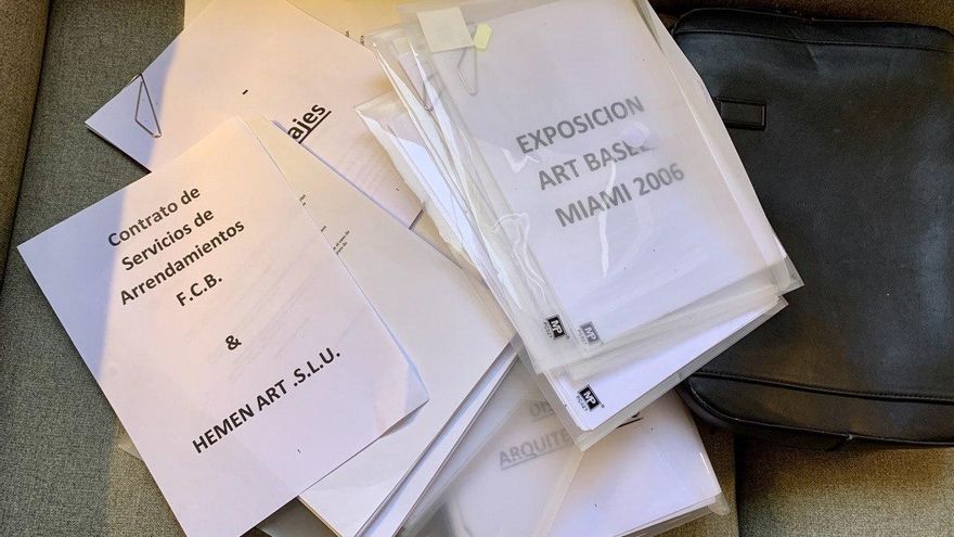 Documentos sobre el museo Balenciaga de los que se hizo acompañar Mariano Camio en la entrevista