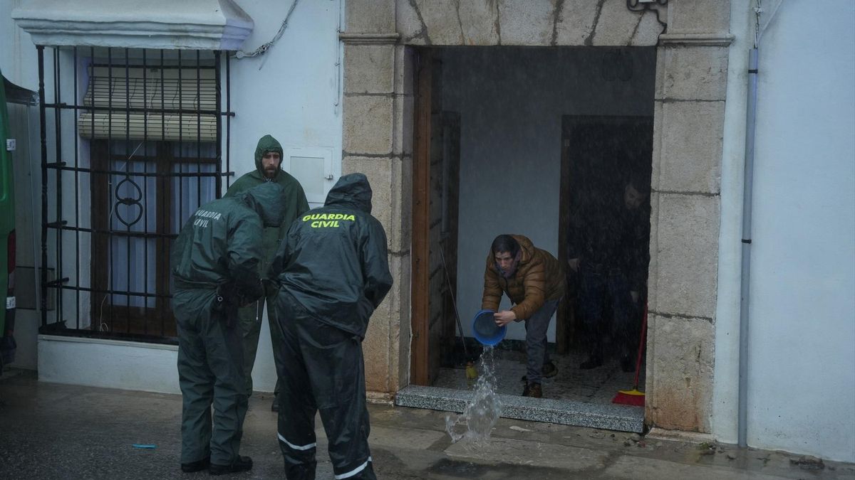 Un equipo de geólogos busca cómo drenar todo el subsuelo de Grazalema: "El agua circula dentro de la roca"