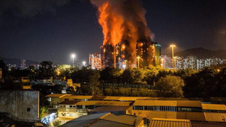 Al menos 83 muertos y casi 300 desaparecidos en un espectacular incendio de varios rascacielos de viviendas en Hong Kong