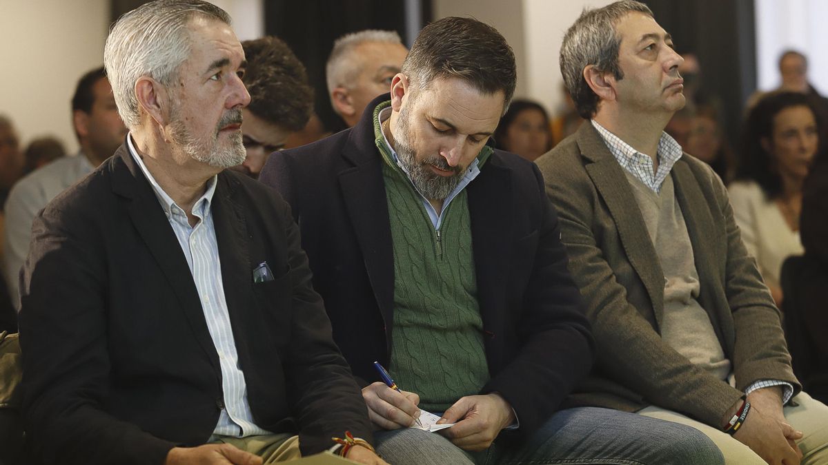 El líder de Vox, Santiago Abascal (1i), y el presidente de Vox en Pontevedra y cabeza de lista en las municipales de Vigo, Álvaro Díaz-Mella López (c), durante la presentación de candidatos para las elecciones gallegas, en el Hotel Galicia Palace, a 21 de